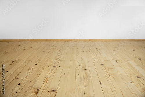 Neuer Holzboden aus Holzdielen in Naturfarben