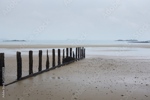 Neige sur la plage de Saint-Malo et brise-lames