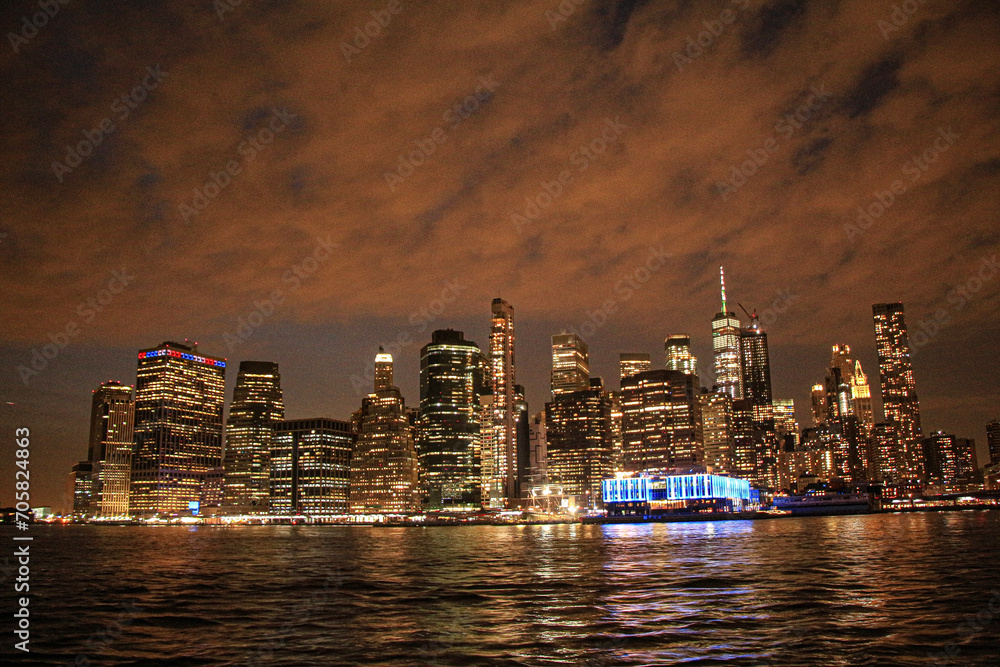 Fototapeta premium Manhattan nocturno, edificios dueños de la noche.