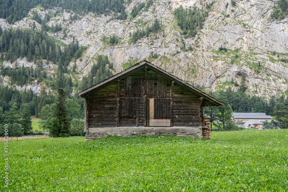 Casa de madera entre montañas, Lauterbrunnen, Suiza