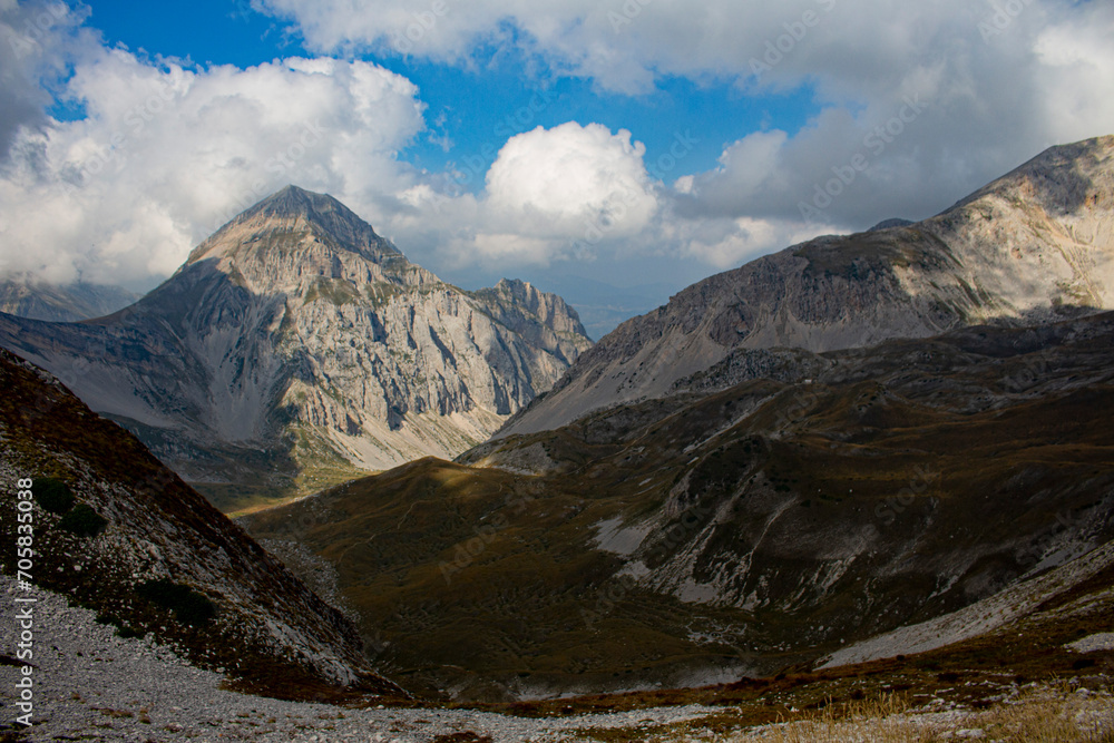 Il Gran Sasso d'Italia è il massiccio montuoso più alto degli Appennini e dell'Italia peninsulare, situato interamente in Abruzzo, nella dorsale più orientale dell'Appennino abruzzese 