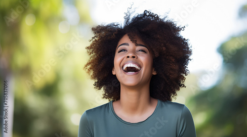 Jeune femme noire, heureuse, souriante photo