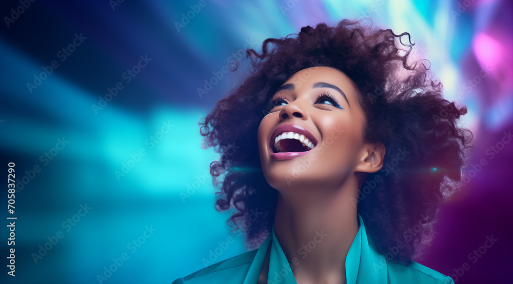Belle femme noire, heureuse, souriante, arrière-plan coloré, image avec espace pour texte Belle femme noire, heureuse, souriante, arrière-plan coloré, image avec espace pour texte