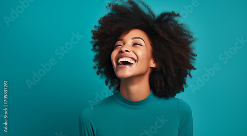 Belle femme noire, heureuse, souriante, arrière-plan vert, image avec espace pour texte photo
