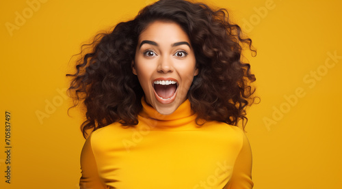 Jeune femme brune, heureuse, souriante, arrière-plan jaune