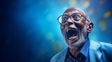 Homme noir senior, souriant, criant avec des lunettes, arrière-plan bleu, image avec espace pour texte