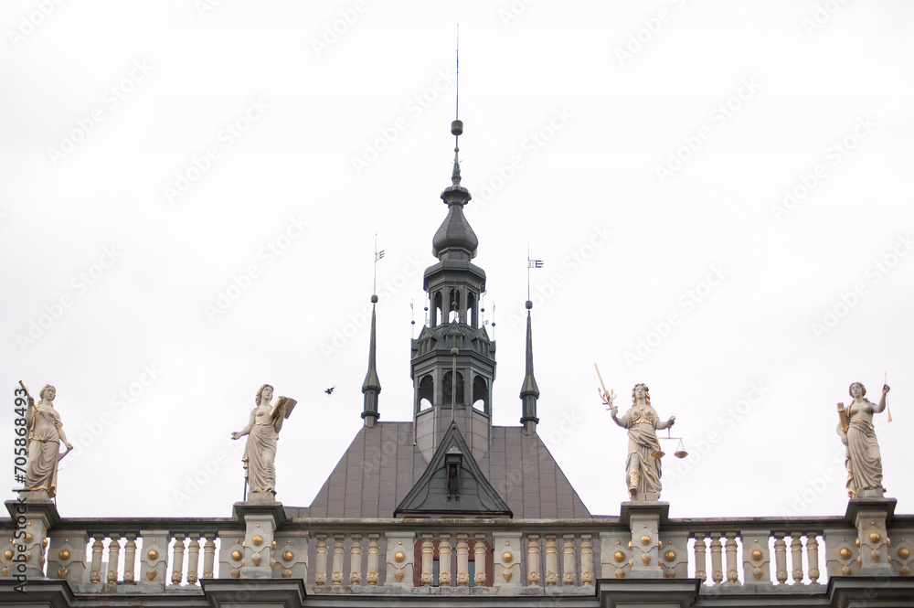 Posągi na Złotej Bramie w Gdańsku i dach katowni.