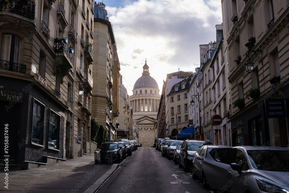  Among classical buildings, at the top of the hill the dome of the Paris Pantheon stands out.