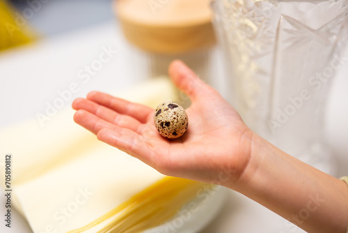 Jajko przepiórcze na dłoni