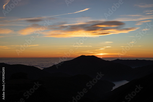 Amanecer en la montaña con niebla