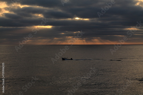 barca en el amanecer del mar