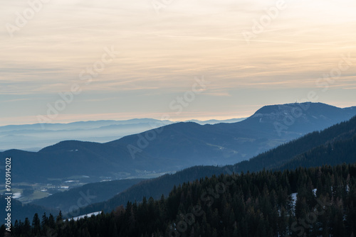 Blick   ber das verschneite Almenland in der Steiermark