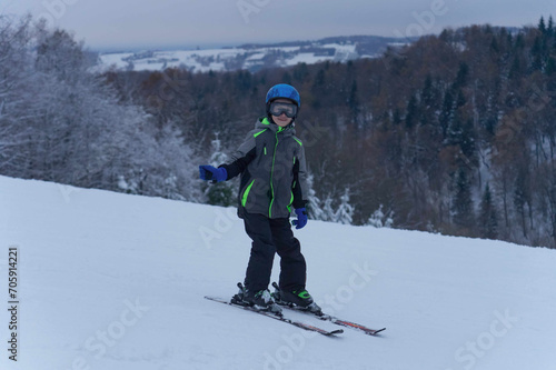 chłopiec na nartach © Klaudia