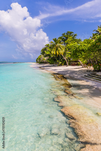 Fototapeta Naklejka Na Ścianę i Meble -  Azure water in the lagoon of the tropical island in the Maldives