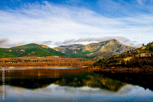 lago, paisaje, acuático, naturaleza, montagna, cielo, montagna, verano, río, otoñal, bosque, nube, césped, aparcar, verde, al aire libre, escénico, beldad, viajando, escenario, impresiones, hermoso, n