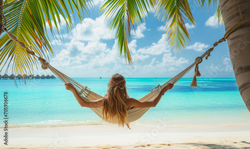 Frau entspannt in einer Hängematte am Strand