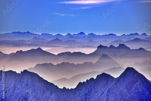 Panoramablick über Alpengipfel  photo