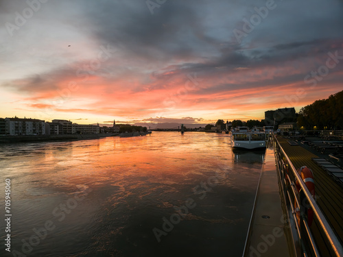 Fényképezés sunset over the Rhone river