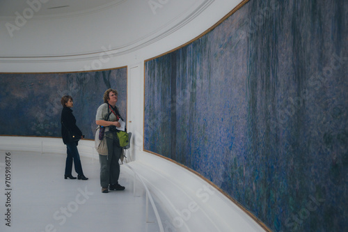 Canvas Print Two ladies observing a french painting in a Paris museum