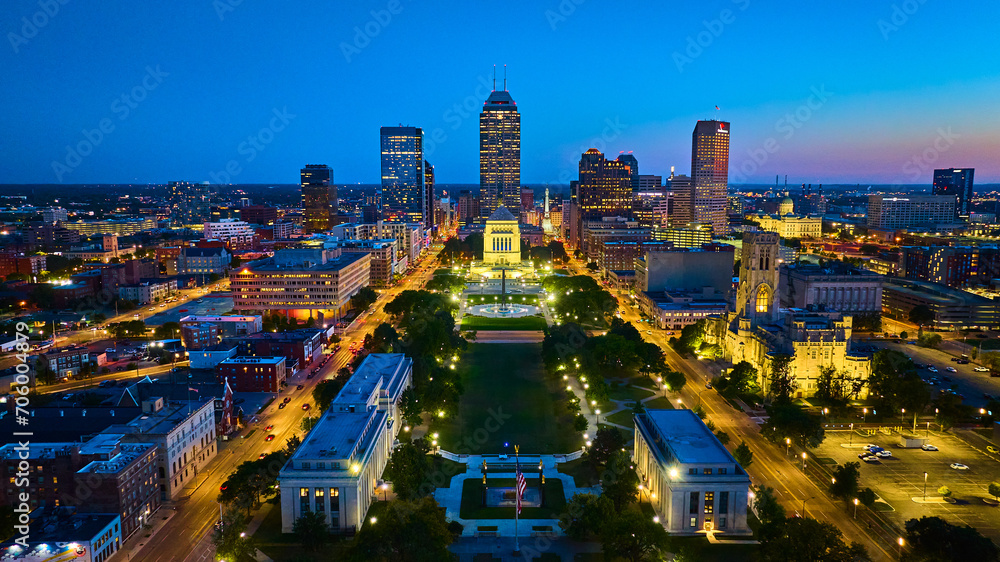 Obraz premium Aerial Twilight Cityscape of Indianapolis with Illuminated War Memorial