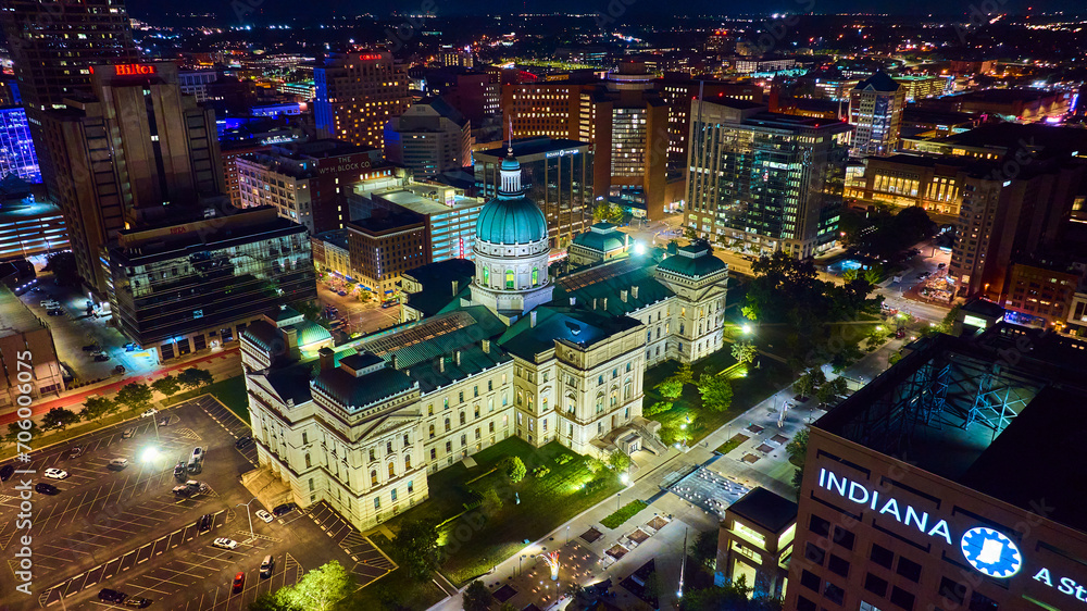 Obraz premium Aerial Nighttime View of Indianapolis Courthouse and Cityscape