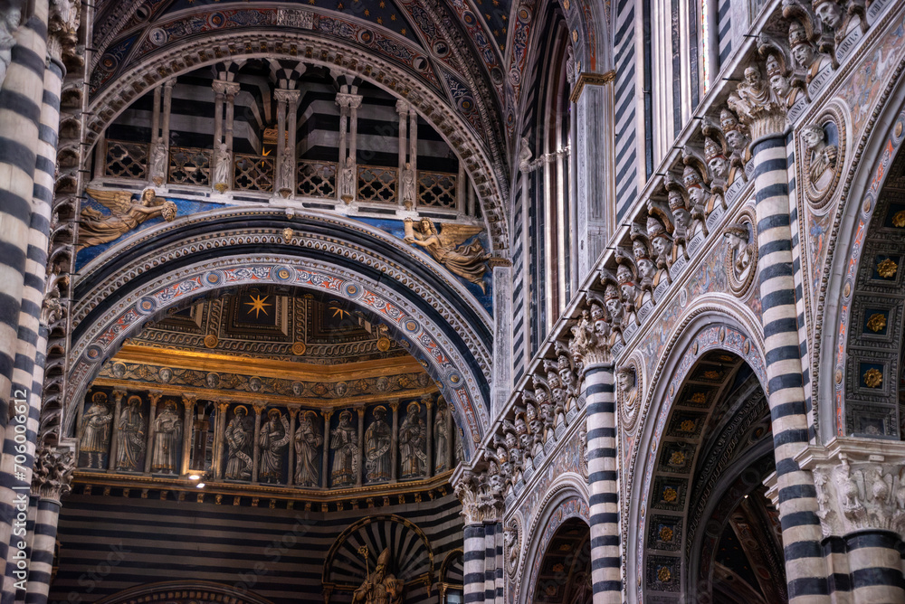 Naklejka premium SIENA, ITALY - SEPTEMBER 23, 2023 - Great medieval architecture of the Siena cathedral's nave