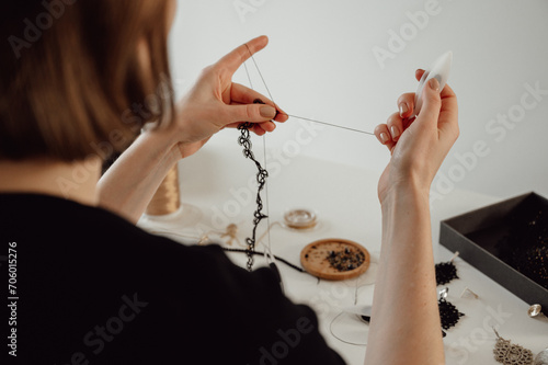 Fotografía Woman making tatting jewelry at home. Handmade jewellery concept.