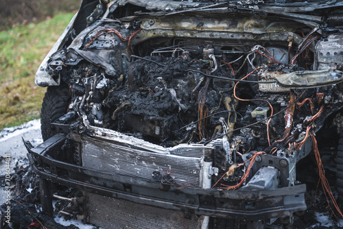 Ein ausgebranntes Auto nach einem Verkehrsunfall auf der A9 im Saale-Orla-Kreis...Die Fahrerin wurde von Ersthelfern aus ihrem Fahrzeug befreit...27.12.2023