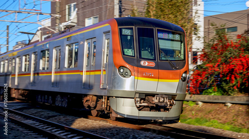 走る通勤電車