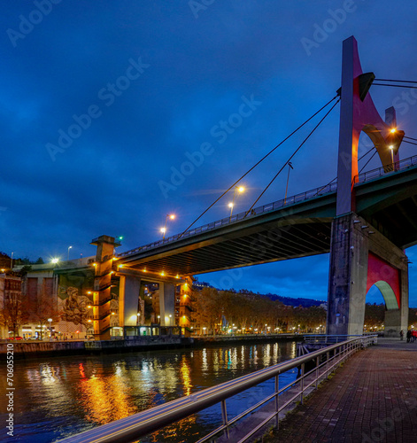 Fototapeta Naklejka Na Ścianę i Meble -  Zubizuri bridge in Bilbao at night