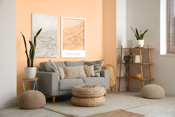 Crédence de cuisine Pantone 2024 Peach Fuzz Stylish domestic interior with grey sofa near peach fuzz wall  © Pixel-Shot