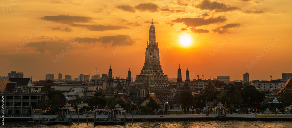 Obraz premium Wat Arun Temple in sunset, Temple of Dawn near Chao Phraya river. Landmark and popular for tourist attraction and Travel destination in Bangkok, Thailand and Southeast Asia concept
