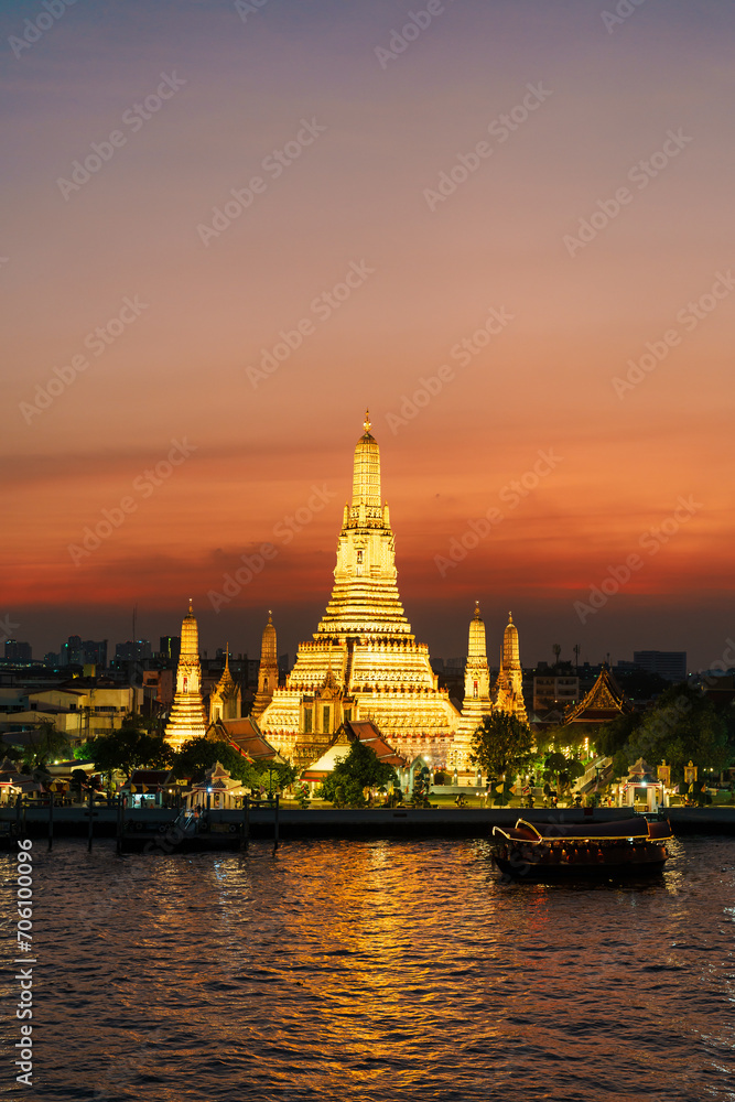 Obraz premium Wat Arun Temple in sunset, Temple of Dawn near Chao Phraya river. Landmark and popular for tourist attraction and Travel destination in Bangkok, Thailand and Southeast Asia concept