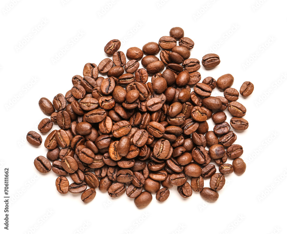 Obraz premium Heap of coffee beans isolated on white background
