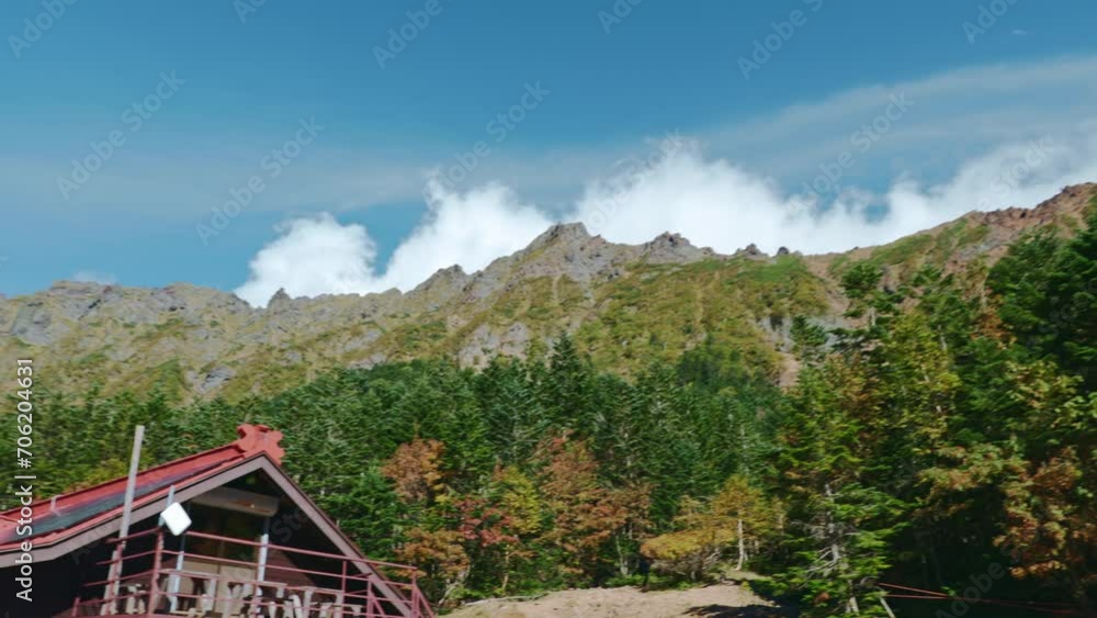 八ヶ岳 行者小屋から見上げる赤岳から硫黄岳までの稜線と青空 日本の山 長野県 八ヶ岳 行者小屋から見上げる赤岳から硫黄岳までの稜線と青空 日本の山 長野県