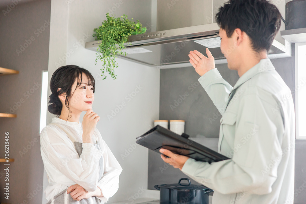 換気扇・レンジフードの説明を受ける主婦の女性と工務店・設備屋・電気工事士・業者の作業着姿の男性
換気扇・レンジフードの説明を受ける主婦の女性と工務店・設備屋・電気工事士・業者の作業着姿の男性