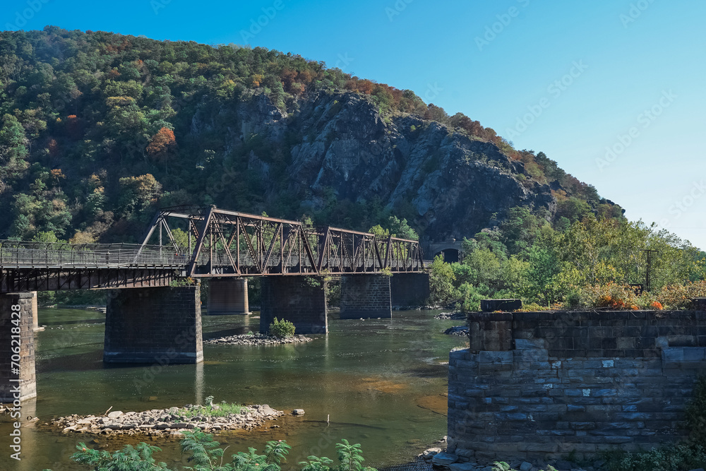 Fototapeta premium 昔の線路の大きな橋と自然の眺め