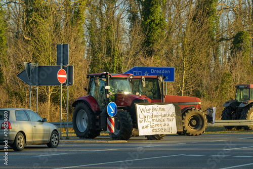 Bei den deutschlandweiten Protesten der Bauern wurden Auffahrten zur Autobahn gesperrt . Ein Traktor mit dem Spruch , Wer keine Landwirtschaft will muß nur aufhören zu essen .