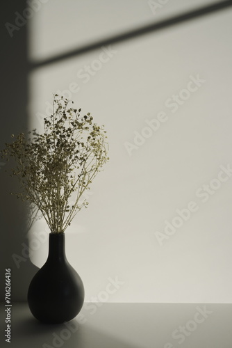 Vase with decorative gold flowers