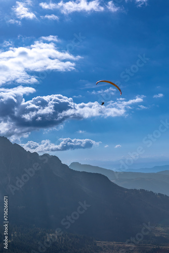 Gleitschirmflieger über den Alpen in den Dolomiten, Südtirol