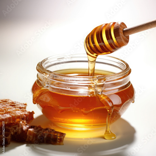 Miel en un tarro con cuchara para miel