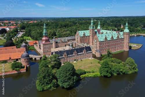Luftaufnahme Schloss Frederiksborg in Hillerød auf der dänischen Insel Seeland photo