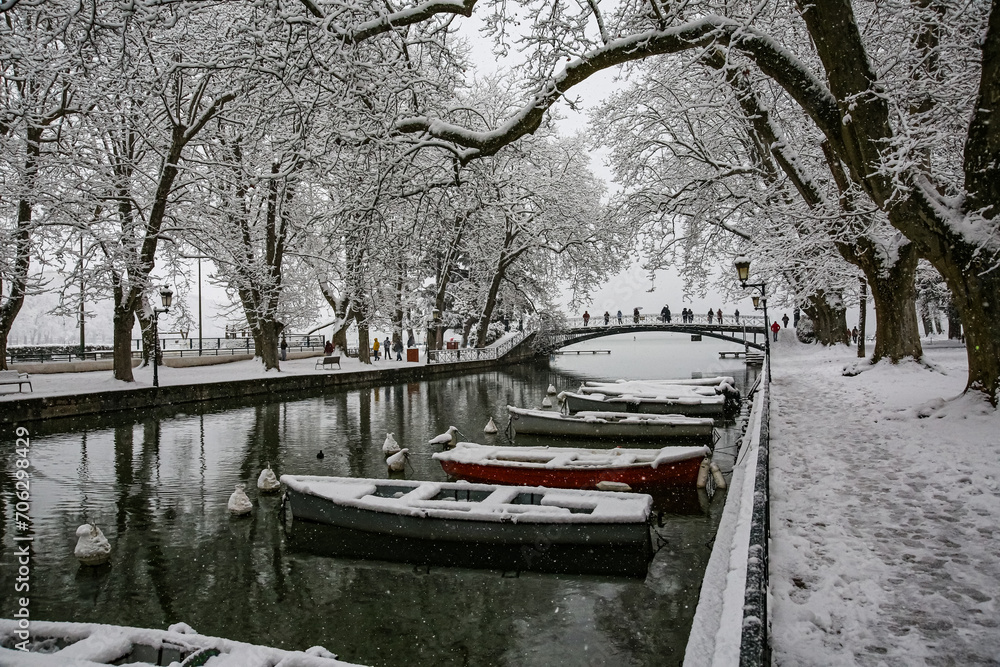 Les canaux d'Annecy.
Chute de neige du 09/01/2024 à Annecy, 10cm en 3h.
Haute-Savoie, France.
