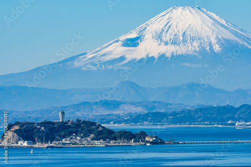 日本の富士山と江ノ島 © Kazu8