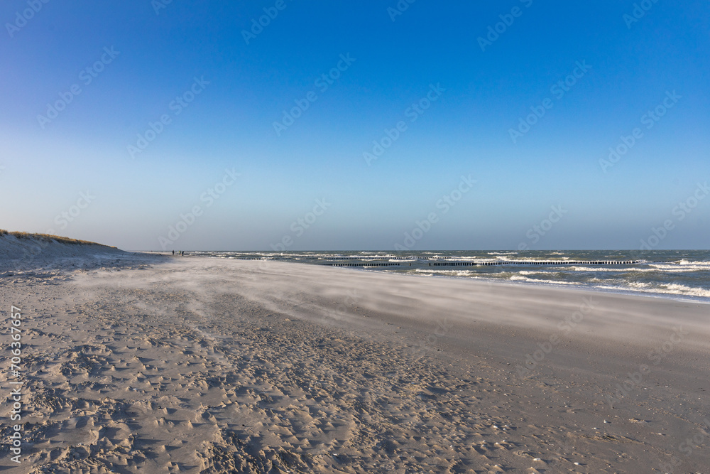 Stürmischer Westwind mit fliegendem Sand am Strand von Zingst an der Ostsee. Stürmischer Westwind mit fliegendem Sand am Strand von Zingst an der Ostsee.