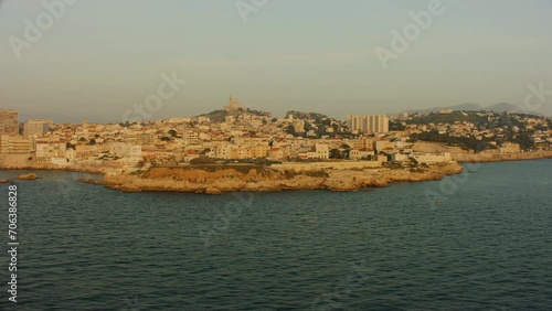 vue aérienne drone de Marseille couché de soleil, iles d'endoume et de gaby et notre dame de la garde