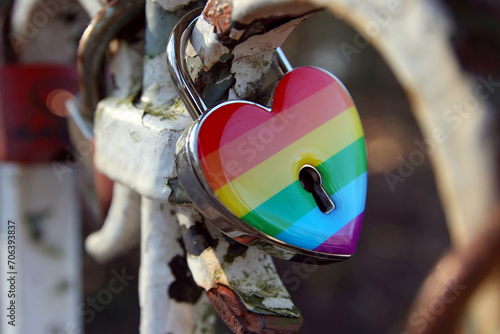 regenbogen liebesschloss