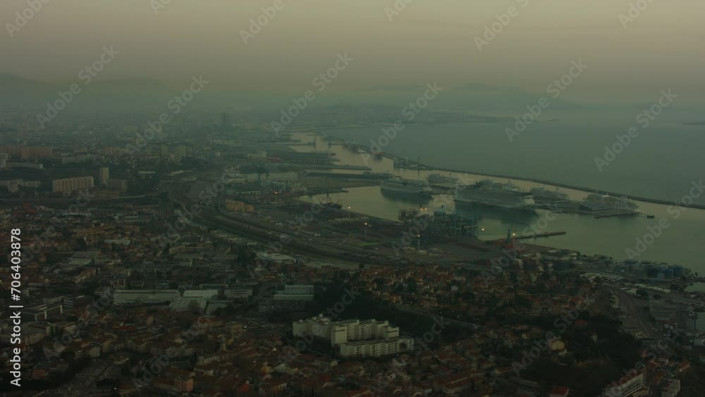 vue aérienne drone du port autonome de Marseille de nuit vue aérienne drone du port autonome de Marseille de nuit