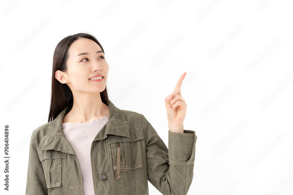 笑顔で指差しをする女性 笑顔で指差しをする女性