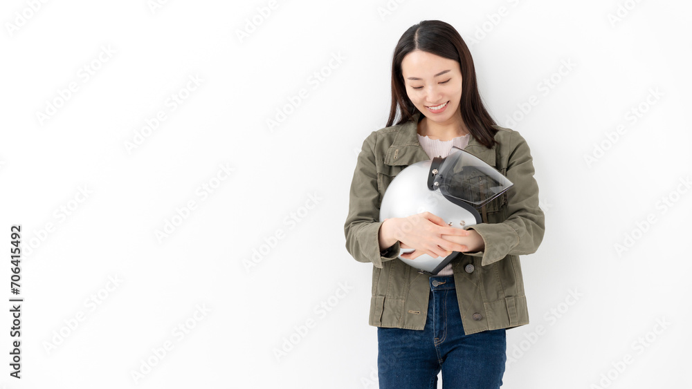 ヘルメットを抱える女性　バイク女子